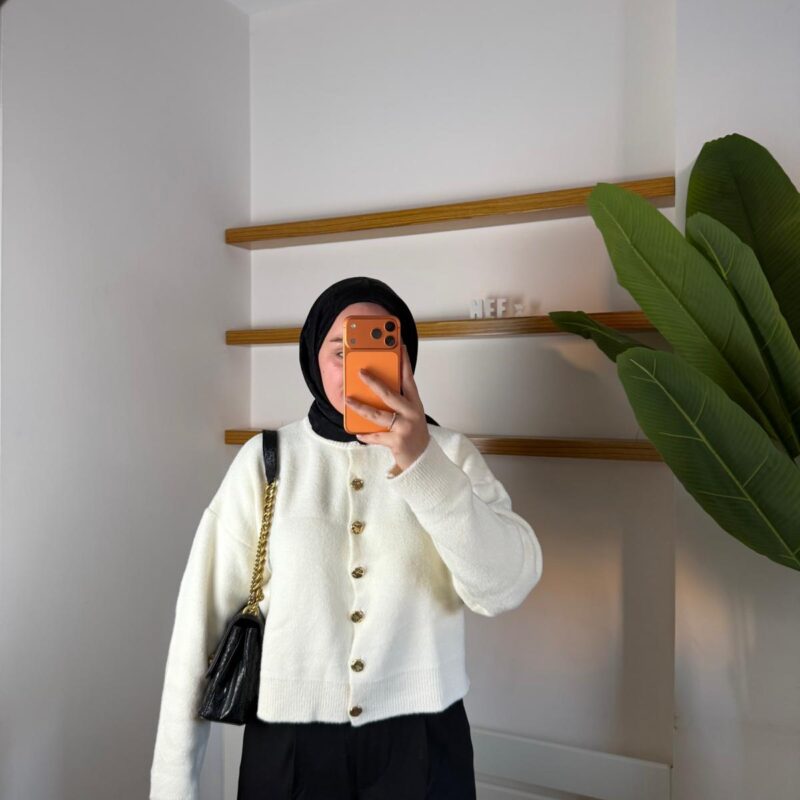 Peluş Dokulu Gold Düğmeli Kısa Hırka – Ekru